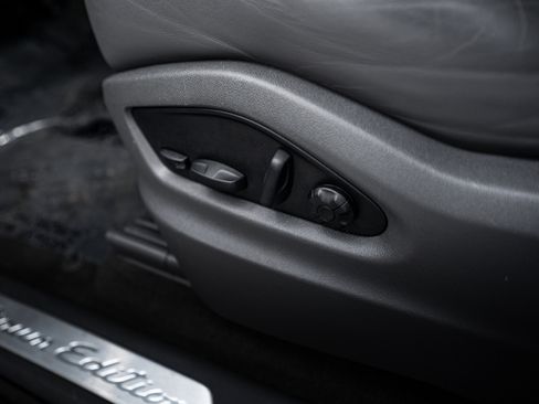 Certified 2023 Porsche Cayenne Platinum Edition image 22