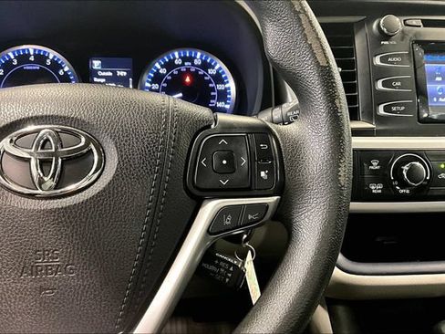 Used 2019 Toyota Highlander LE AWD/4WD image 19