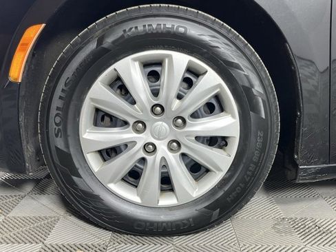 Used 2020 Chrysler Voyager L image 10