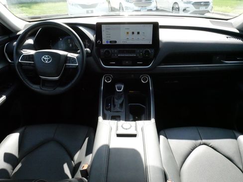 Used 2025 Toyota Grand Highlander AWD image 10