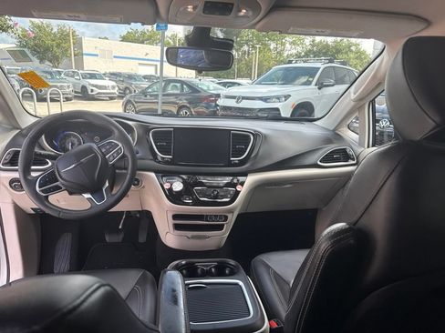 Used 2024 Chrysler Pacifica Touring-L FWD image 13