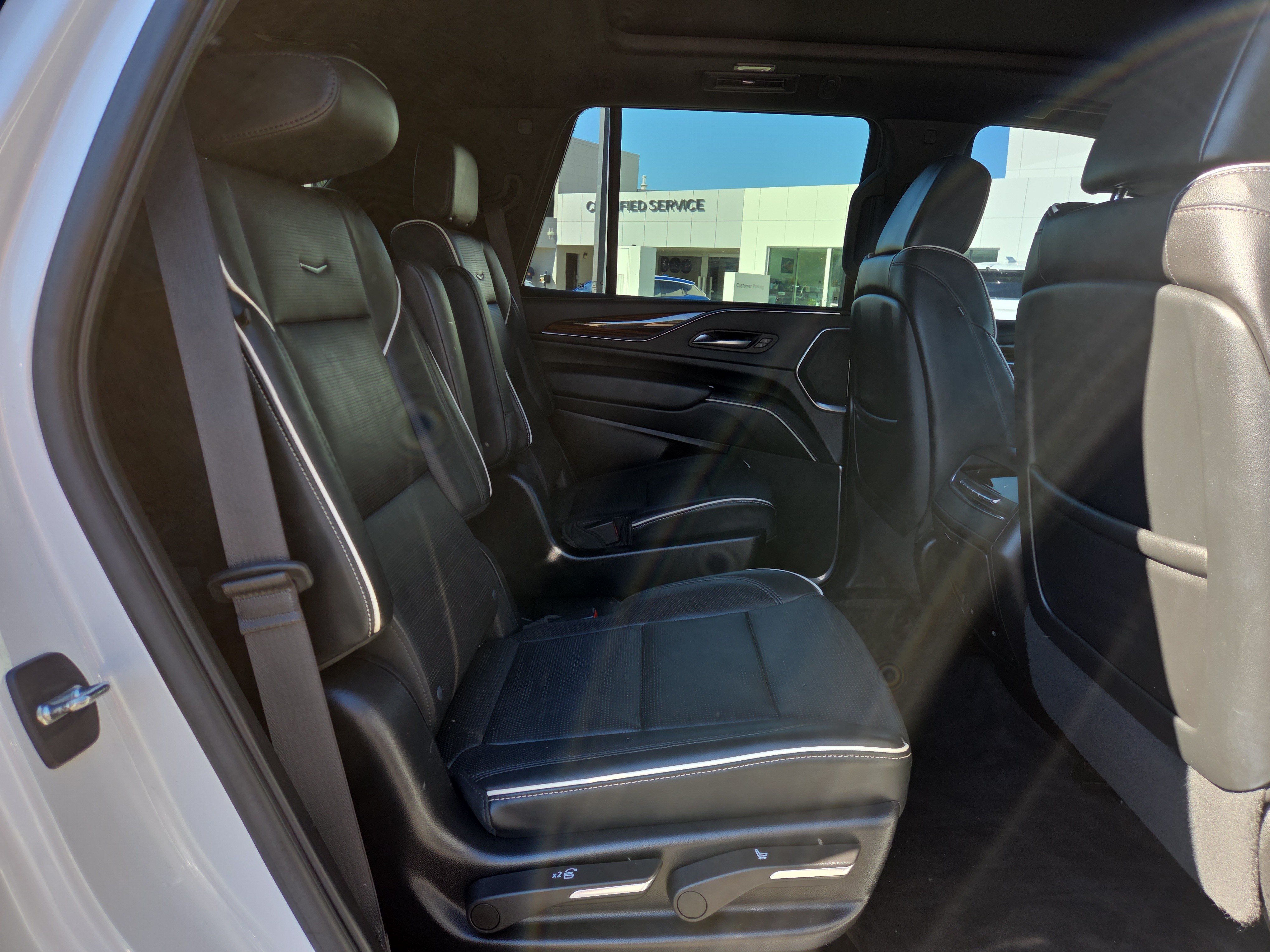 Used 2023 Cadillac Escalade Premium Luxury AWD/4WD image 15