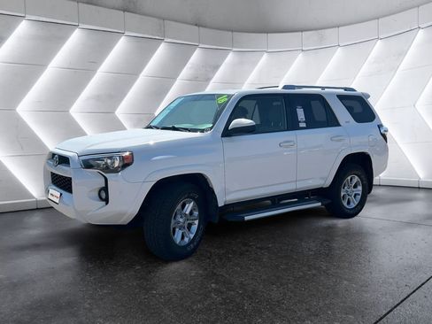 Used 2018 Toyota 4Runner SR5 AWD/4WD image 3