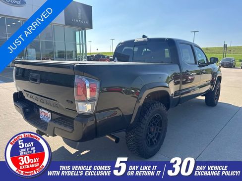 Used 2020 Toyota Tacoma TRD Sport w/ TRD Premium Sport Package AWD/4WD image 32