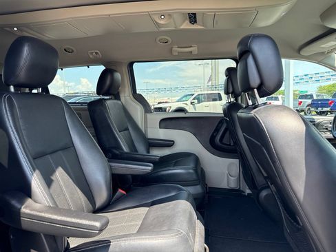 Used 2011 Chrysler Town & Country Touring-L w/ Driver Convenience Group FWD image 8