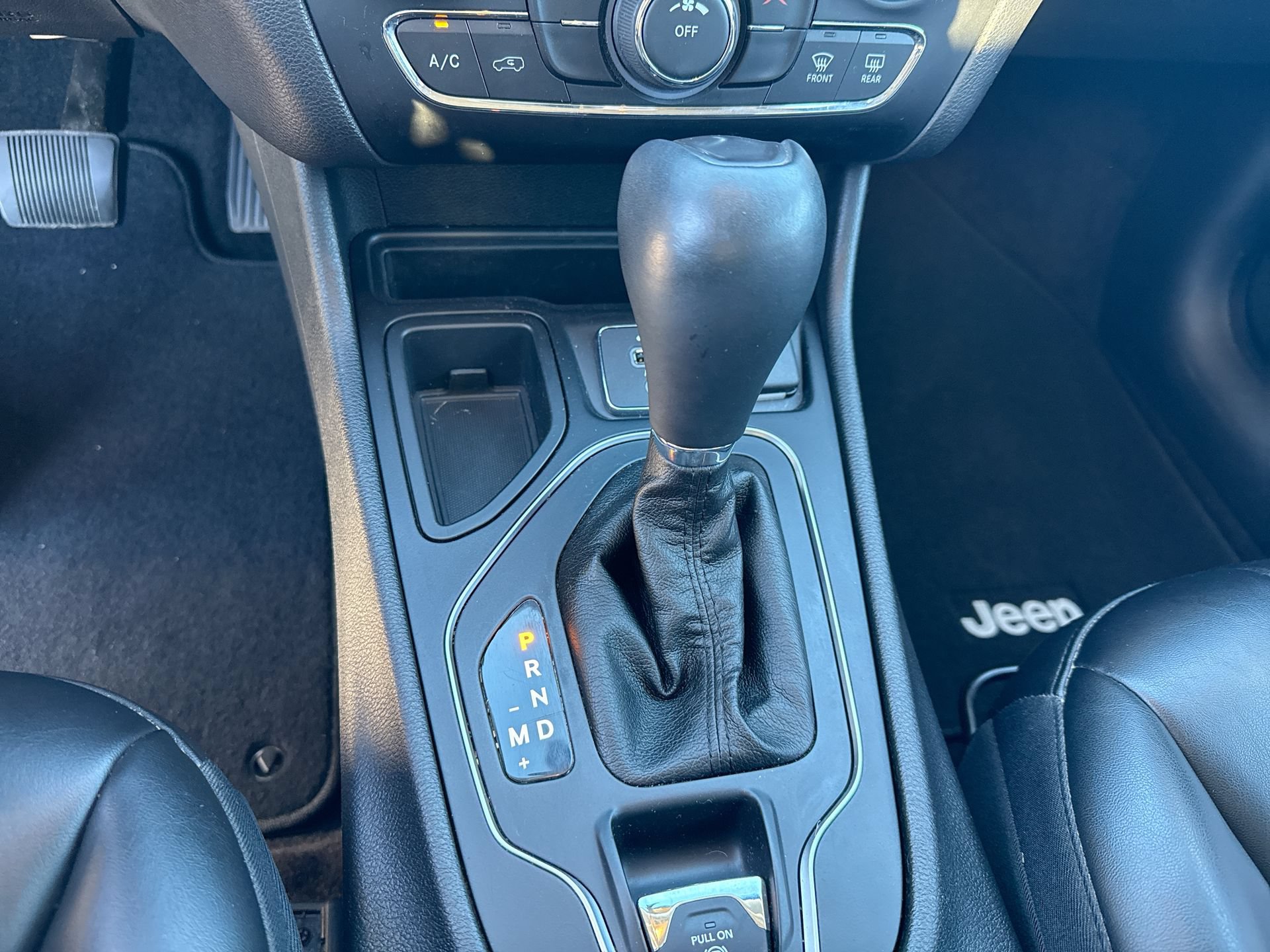 Used 2019 Jeep Cherokee Latitude Plus FWD image 17
