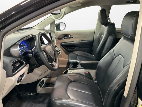 Used 2023 Chrysler Pacifica Touring-L FWD image 10