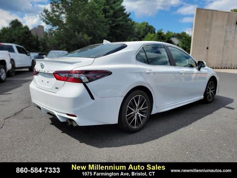 Used 2024 Toyota Camry SE image 5