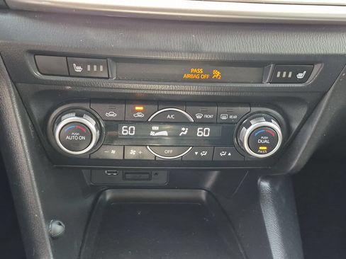 Used 2018 MAZDA MAZDA3 Touring FWD image 23