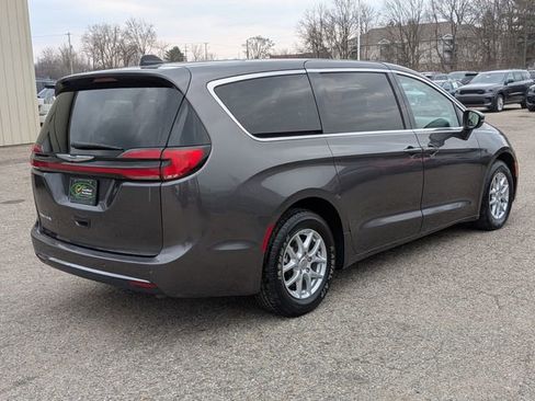 Certified 2023 Chrysler Pacifica Touring-L image 5