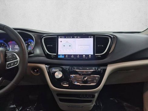 Used 2023 Chrysler Pacifica Touring-L FWD image 15