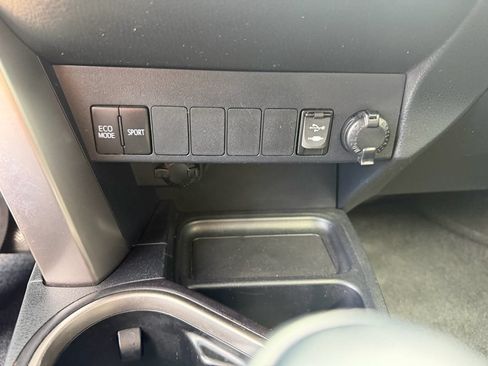Used 2018 Toyota RAV4 XLE AWD/4WD image 42