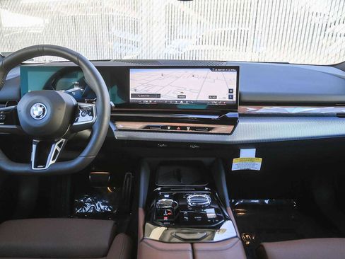 Used 2025 BMW i5 xDrive40 image 9