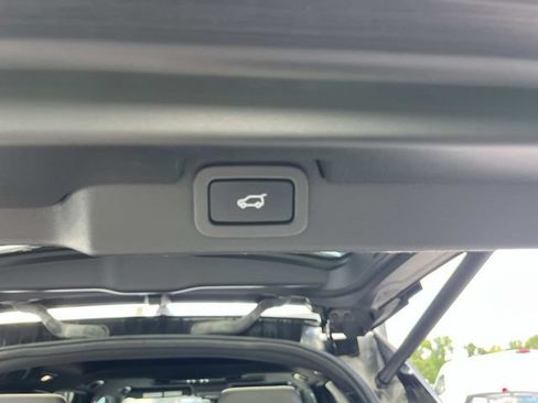 Used 2018 Land Rover Discovery HSE AWD/4WD image 16