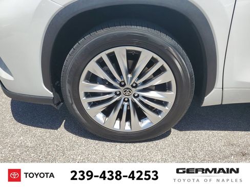 Certified 2024 Toyota Highlander Platinum FWD image 13