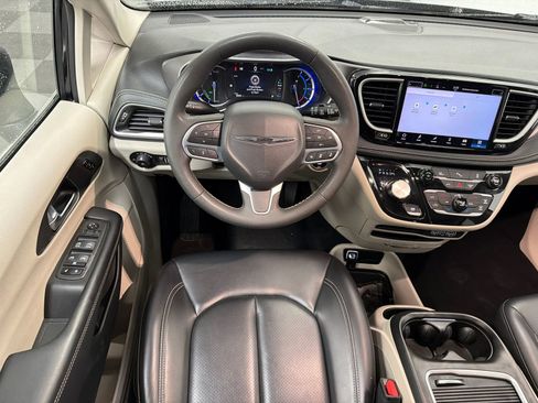 Used 2023 Chrysler Pacifica Touring-L FWD image 21