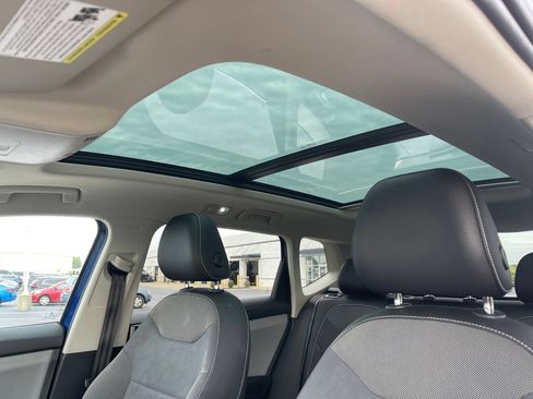 Used 2022 Volkswagen Taos SE w/ Panoramic Sunroof Package FWD image 13