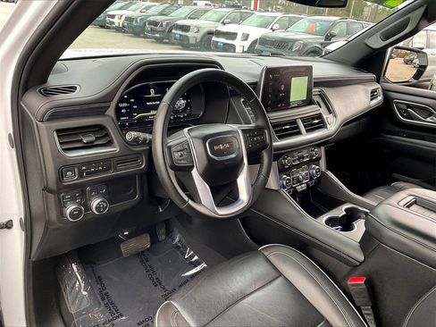 Used 2024 GMC Yukon XL SLT image 8