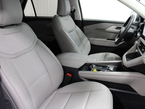 Used 2025 Ford Explorer Active w/ Active Comfort Package image 23