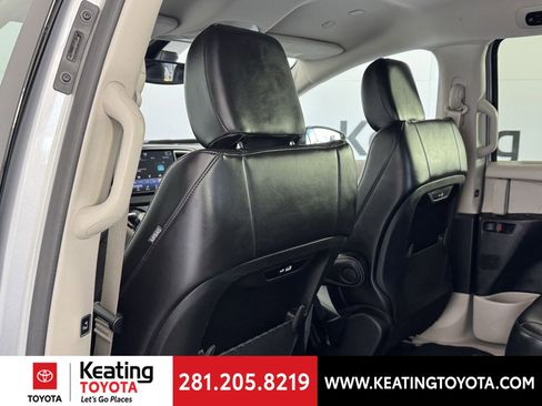 Used 2024 Chrysler Pacifica Touring-L image 16