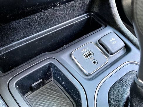 Used 2020 Jeep Cherokee Latitude FWD image 24