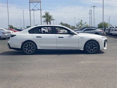 New 2025 BMW i7 M70 image 5