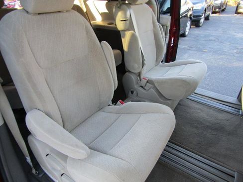 Used 2017 Toyota Sienna LE image 40