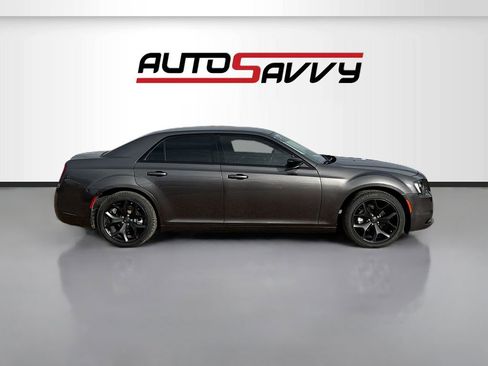 Used 2022 Chrysler 300 Touring w/ Sport Appearance Package image 8