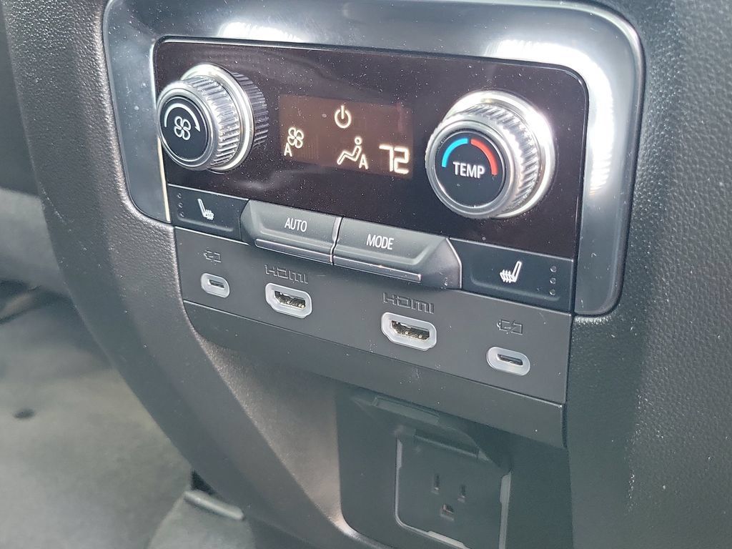 Used 2024 GMC Yukon Denali w/ Advanced Technology Package AWD/4WD image 26