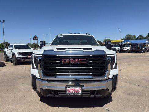Used 2024 GMC Sierra 2500 Pro w/ Convenience Package AWD/4WD image 2