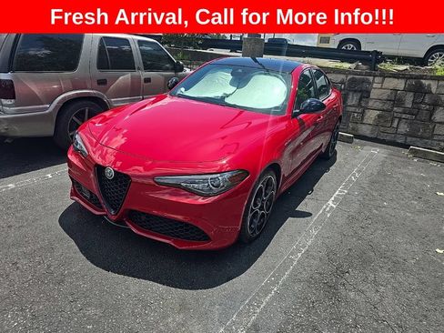 Used 2022 Alfa Romeo Giulia Veloce AWD/4WD image 3