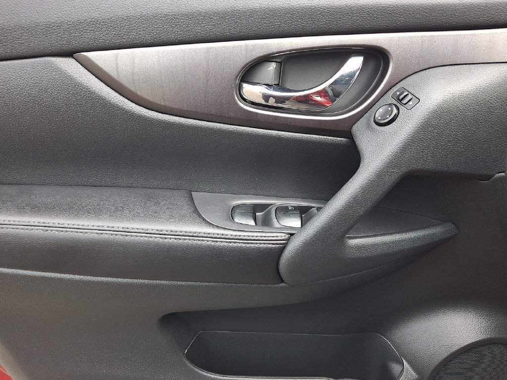 Used 2016 Nissan Rogue SV AWD/4WD image 13
