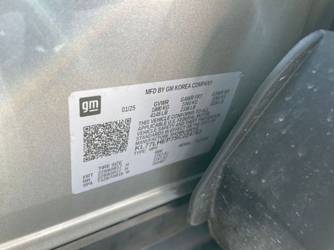 Used 2025 Chevrolet Trax LT image 28