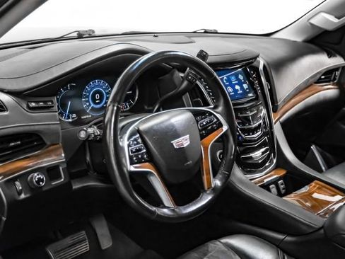 Used 2018 Cadillac Escalade Luxury RWD image 3