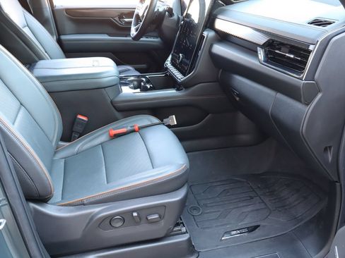 Used 2025 GMC Yukon XL AT4 AWD/4WD image 18