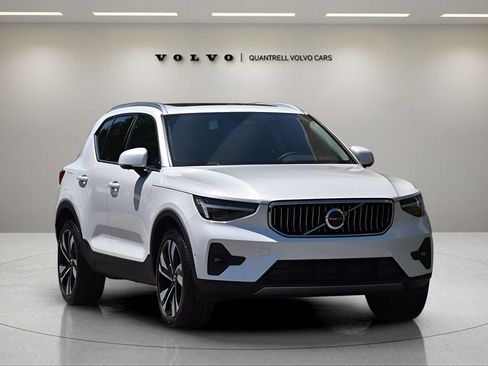 Certified 2025 Volvo XC40 B5 Plus w/ Protection Package Premier image 2