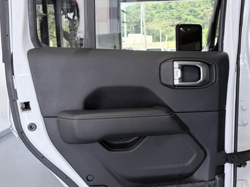 Used 2020 Jeep Gladiator Overland AWD/4WD image 12