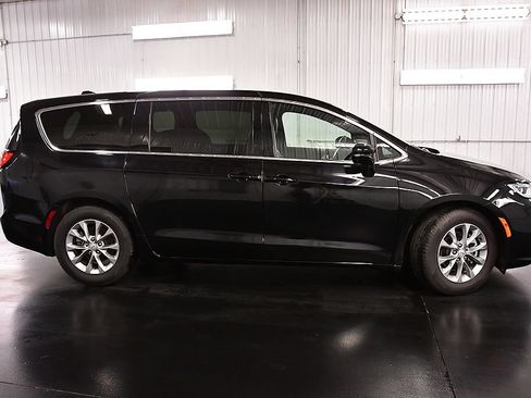 Used 2026 Chrysler Pacifica Limited FWD image 8