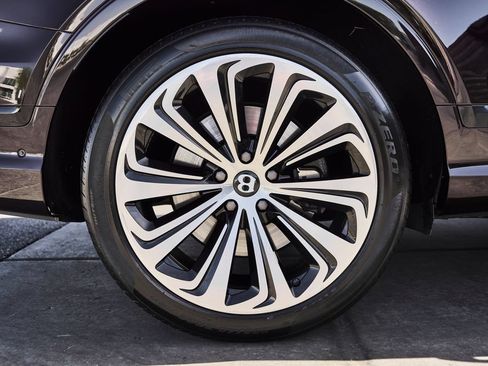 Used 2022 Bentley Bentayga AWD/4WD image 19
