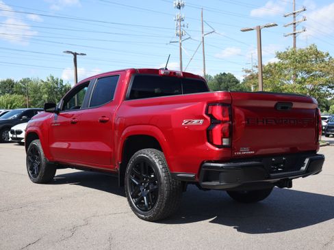 Used 2025 Chevrolet Colorado Z71 w/ Technology Package AWD/4WD image 3