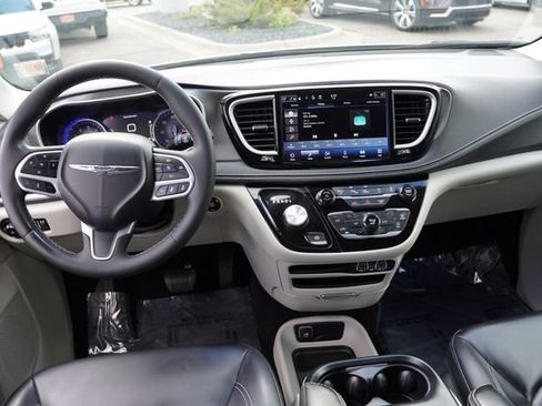 Used 2023 Chrysler Pacifica Touring-L FWD image 19