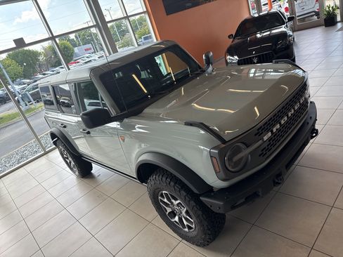 Used 2024 Ford Bronco Badlands image 9