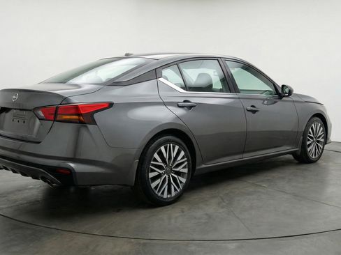 Used 2025 Nissan Altima 2.5 SV FWD image 9