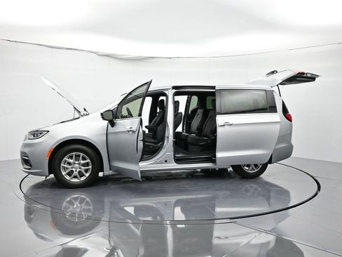 New 2026 Chrysler Pacifica Select image 44