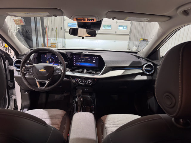 Used 2025 Chevrolet Trax LT w/ LT Convenience Package FWD image 18