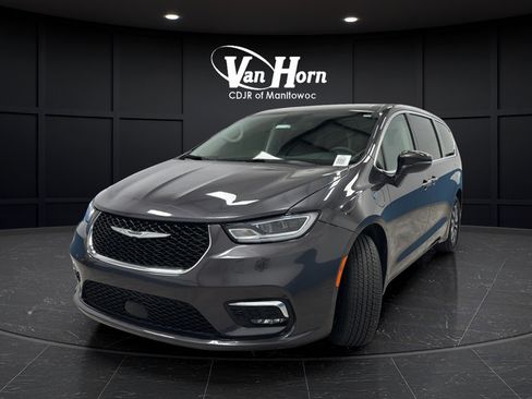 Used 2022 Chrysler Pacifica Touring-L FWD image 3
