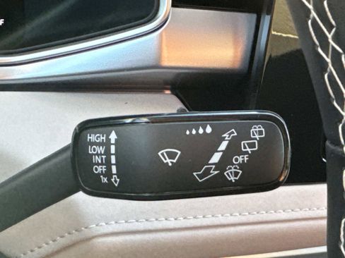 Certified 2025 Volkswagen Taos SE w/ Panoramic Sunroof Package image 30