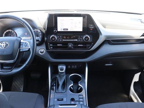 Used 2025 Toyota Highlander LE FWD image 15
