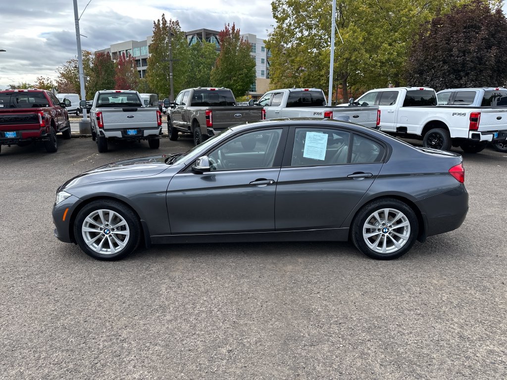 Used 2018 BMW 320i xDrive Sedan AWD/4WD image 3