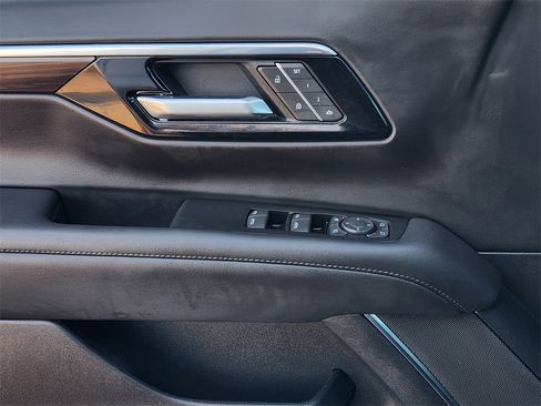 Certified 2025 Chevrolet Suburban Z71 w/ Z71 Off-Road Package image 23